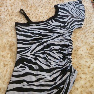 LOVE GRACE Of-the-moment fashion - assymetrical flirty top XS